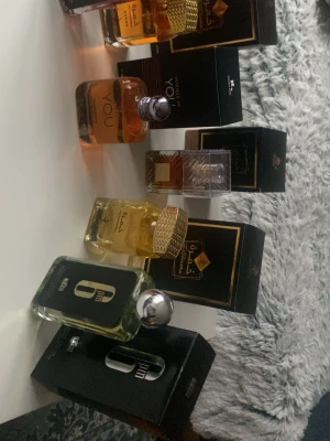 Valfri parfym för 250kr - Säljer ett set med flera parfymer från Ard Al Zaafaran, You och 6ml. Flaskorna har olika former och färger, bland annat guld, svart och transparent. Vissa har guldfärgade detaljer och eleganta lock. Perfekt för dig som vill testa olika dofter.