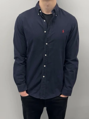 Ralph Lauren skjorta - Storlek M, slimfit | fint skick inga defekter. Modellen är 185 cm lång och väger ca 78 kg