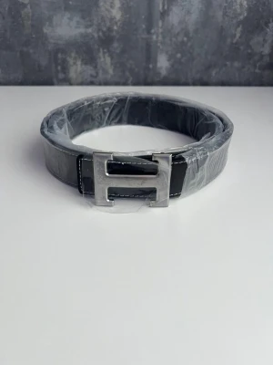H bälte  - Säljer ett stilrent bälte. Det är helt nytt i perfekt skick. Det är inget fel med sömmarna, inte heller några defekter på metallen. Skriv vid minsta fråga 