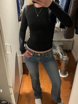 Blåa Low Waits Jeans - Säljer mina favorit Low Waits Jeans, köpa i San Fransisco på en secondhand affär för tre år sedan. Står storlek 0 men skulle säga att de är en 32-34 i storlek. Jag är 160 lång. Säljer då de inte kommer till användning längre.