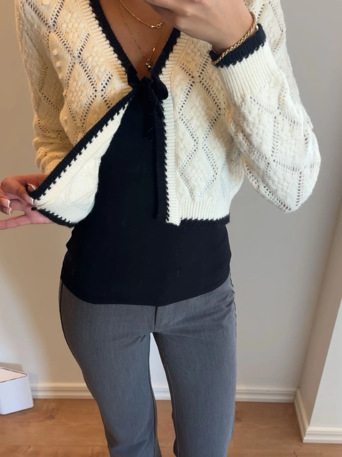 Vit stickad kofta med svarta detaljer - 1