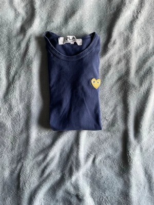 CDG tisha  - Säljer en fet t shirt från cdg. Storlek S 
