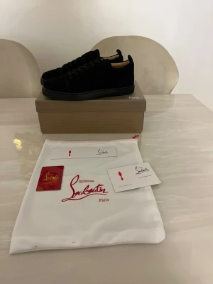 Svarta loubs - Säljer ett par mycket fina och unika skor i färgen svart| storlek 42 | helt nya utan tags på | allt på bilderna medföljer