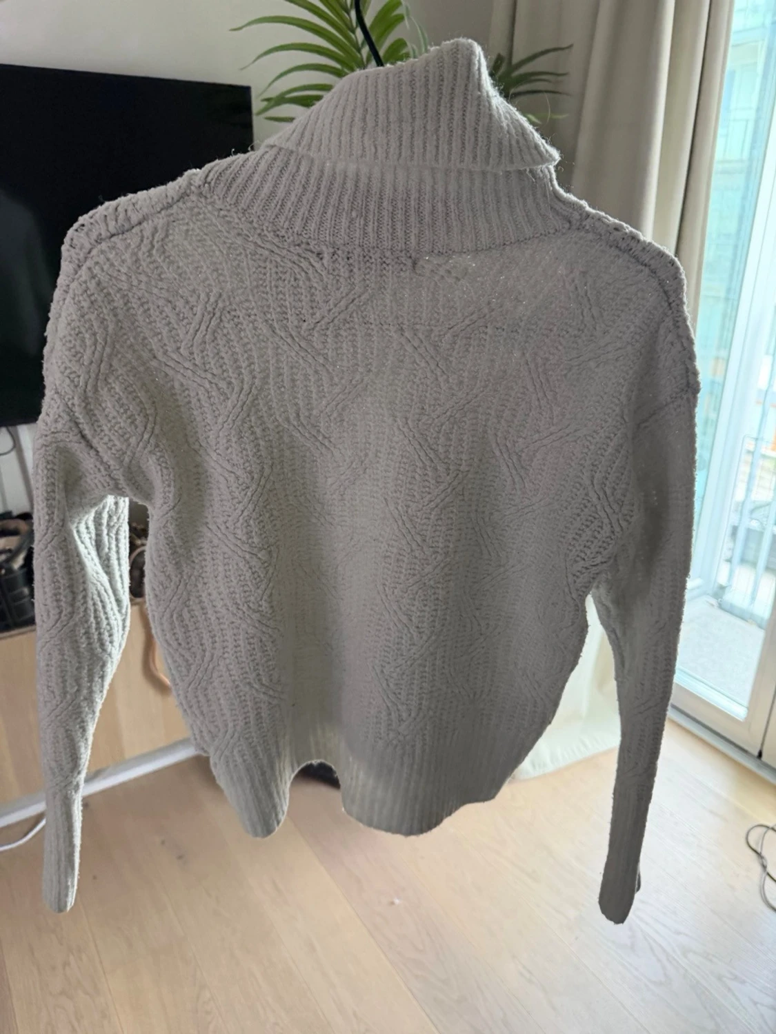 Grå stickad polotröja med mönster - 2