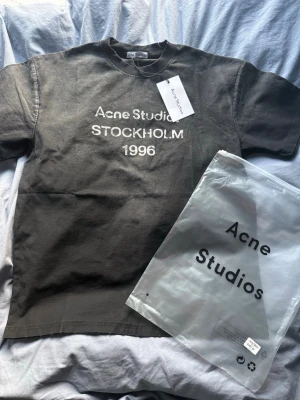 Svart Acne Studios T-shirt - Snygg tröja, oanvänd och taggar följer med. Mått📏: Längd: 72cm Bredd: 57cm Axelbredd: 53cm. Skriv privat vid frågor. Billig for a reason. Passar både M och L. Fraktas inom 24h