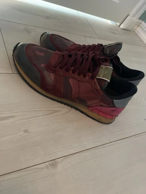 Valentino rockrunner  - Säljer dessa vinröda valentino rockrunners i storlek 42 1/2 skick 7/10 nypris 5000kr mitt pris 799 ingen låda eller dustbag tillkommer vid köp! 100% äkta 