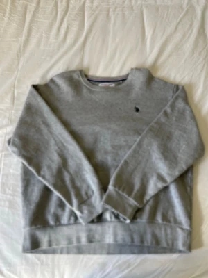 Grå sweatshirt från U.S. Polo Assn. - Törjan är L men den har en passform till M också