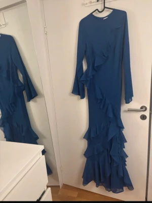 Maxiklänning från Asos Design - Jättefin maxiklänning från Asos, använd vid ett tillfälle. Storlek 38 men passar även 36. Vida armar med volanger på fram o baksida. Köpt för 1200kr och säljs för 599kr. Priset kan diskuteras 💙