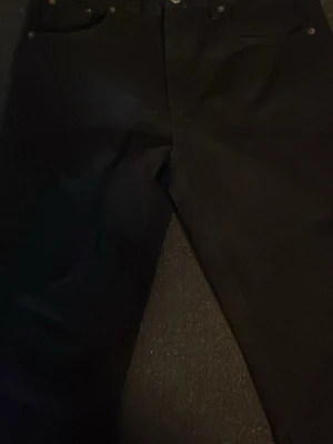 Zara flared jeans svart - Helt nya oanvända. Ny pris 559kr. Zara flared jeans svarta storlek EU 40