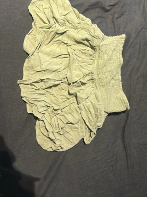 Grön volangkjol  - Grön basic volangkjol från stradivarius. Knappt använd men har en liten fläck längst ner på baksidan som jag ej vet vart den kommer ifrån. 