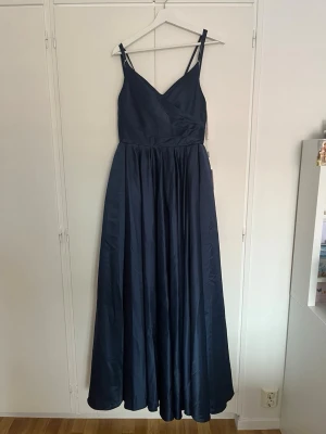 Helt ny balklänning  - Säljer denna balklänningen från JJ’s House som är HELT ny! Lapparna sitter kvar med information om klänningen. Klänningen är golvlång, har insydd BH, har även fickor och har dubbelt tyg!💙 Skicket är som när jag fick det! Skriv om du har några frågor!