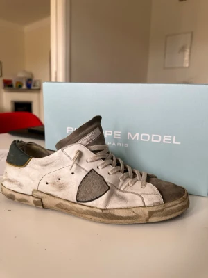 Phillip modell - Storlek, 43-45. Ett par asfeta phillip modells. Haft dem ett tag, men endast använt två tre gånger. Lite slitage på sulorna finns dock, men inget riktigt märkbart. Skorna är perfekta för sommaren och med en liten archive-touch. Sulorna kommer med. Priset är inte hugget i sten😊 Vid minsta fundering är det bara att ställa frågor.