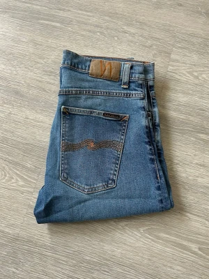 Nudie Lean Dean - Nudie Lean Dean | Storlek: W32 L32 | Färg: Ljusblå | Modell: Lean Dean (slim) | Skick: 8,5/10 | Nypris: 250€