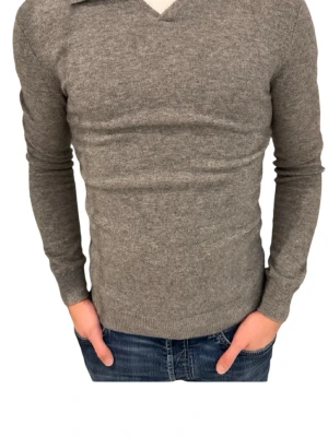 John Henric Tröja - Snygg John henric tröja i cashmere/merinoull! Tröjan är i mycket bra skick fast ett pyttelitet hål i armhålan som går att sy ihop på nolltid! Storlek S! Vid minsta fundering kontakta mig!