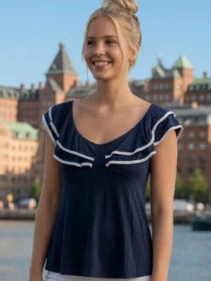 Marinblå volangtopp med vita detaljer, Small, fint skick. Marin stil - Snygg marinblå topp med volangdetaljer och vita ränder längs ärmar och halsringning, samt volanger baktill. Toppen har en v-ringad form och är ärmlös, perfekt för varma dagar. Luftig och bekväm passform som ger en avslappnad men trendig look. Mjuk viskos/bomull. Storlek Small. Fint skick. 