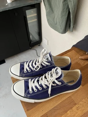 Converse låga - Riktigt skön ungefär helt nya Converse. Storlek 44. Riktigt fint skick perfekta för sommaren. Väldigt skön marinblå färg 