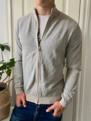 Selected full zip / cardigan  - Selected full zip / cardigan - hur snygg som helst. Inga defekter! Modellen i bilderna är 180 cm 75 kg och bär Storlek S , Kom med frågor! 🌟 (Kan gå ned i pris vid köp av paket 😉) 
