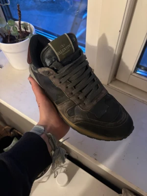 Valentino rockrunners  - Säljer mina valentino rockrunners i extremt bra skick i storlek 40 men passar mycket bättre 41.😊👍