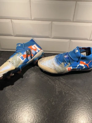  Puma Future fotbollsskor elite - Säljer ett par blåa Puma elite. Har använt dom få tal gånger för de är för små. Där är inga skador eller något. Om ni har några frågor så är det bara och skriva.