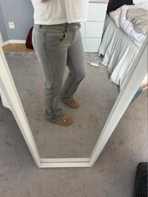 Grå jeans med låg midja i storlek 164  - Säljer ett par gråa jeans från Gina Young i storlek 164, superbra skick🥰