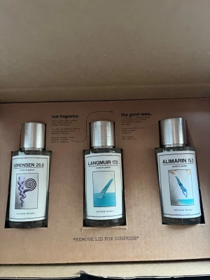 One Bold Chemist Parfymer (3 pack) - 3 stycken OANVÄNDA one bold chemist parfymer. Vilket syns på sista bilden. De är: Sørensen 26.0 inspirerad av initio side effekt. Langmuir 17.0 inspirerad av LV imagination. Alimarin 15.0 inspirerad av LV afternoon swim. Säljes då jag inte behöver dom helt enkelt. 500kr för alla tre. Kan även sälja var och en separat för 200kr/st, skriv i så fall så löser vi. 