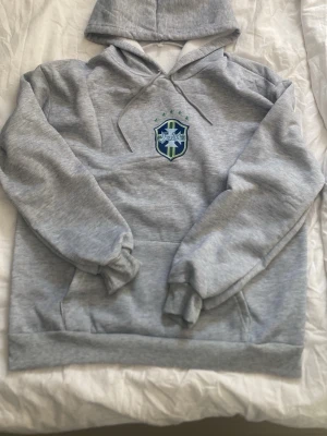 Brazil x Saint emblem hoodie - Säljer en limited Brazil hoodie med collab av Saint emblem. Mycket skön stil om man gillar köra comfy, och mjuk insida.