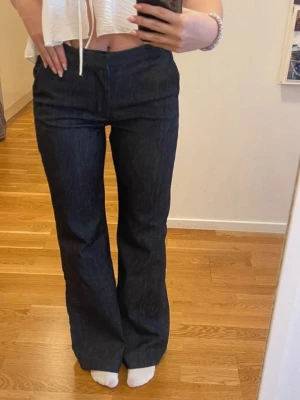Mörkblå bootcut jeans - Skitsnygga från zara. De är uppsydda och är långa på mig som är 169cm.