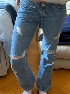 Lowwaist Richmond jeans med slitningar - Lågmidjade jeans från märket ”Richmond” köpta i New York med unika detaljer! Midjemått syns på bild 4 och innerbenslängd på bild 5. Hör av dig vid frågor 🤗