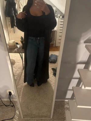 Blå utsvängda jeans - Säljer ett par klassiska blå jeans med en bra passform. Jeansen har klassiska fickor och stängs med knapp och dragkedja. Perfekta för dig som gillar en tidlös och enkel stil. Materialet är denim och färgen är mediumblå. Jätte bra skick då de inte har blivit använda så mycket.