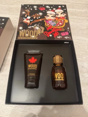 Dsquared2 Wood Gift Set (helt ny) – nypris ca 850 kr - Dsquared2 Wood Gift Set för herr. Innehåller Eau de Toilette 30 ml + Shower Gel 50 ml. Helt ny och oöppnad i originalförpackning. Nypris ca 850 kr.