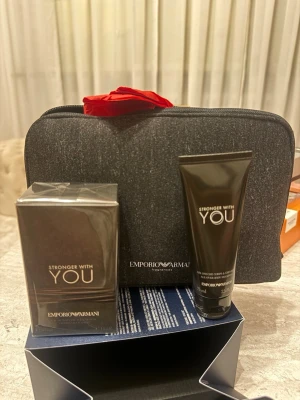 Armani Stronger With You presentset 50ml + shower gel + necessär (helt ny) – nypris ca 1 300 kr - Armani Stronger With You presentset med 50 ml parfym + 75 ml shower gel + necessär. Helt nytt och aldrig använt i originalförpackning. Nypris ca 1 300kr i butik.