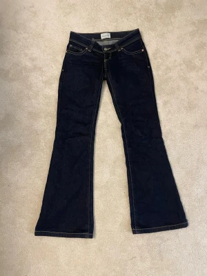 Mörkblå abrand jeans - Mörkblåa lågmidjade jeans från abrand i storlek 24. Använda lite!