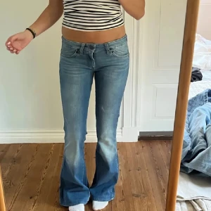 Wrangler jeans  - Jättesnygga Wrangler jeans i väldigt bra skick. Nersprättade längst ner. Storlek 27/32 och modellen Amanda