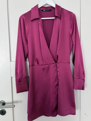 Jättefin klänning från Zara i storlek M - Klänning i fint skick från Zara 