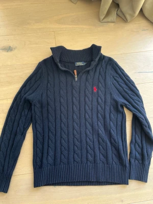 Ralph Lauren stickad quarter zip  - Stickad Quarter zip i nyskick! Står storlek M men passar som en S. Priset kan sänkas vid snabb affär