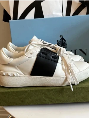 Valentino open skor - Okej sick. 