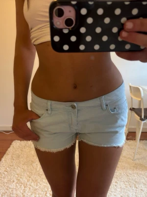 Ljusblå Lågmidjade shorts - Såå fina ljusblå Lågmidjade jeansshorts! Midjemått rakt över: 39. Jag är 168 och det är mina bilder, köp via köp nu direkt eller Swish, kvar tills markerad som såld 💖 