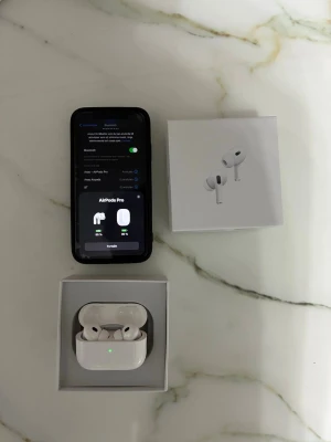 AirPods 2 nd genartion - Säljer ett par vita Apple AirPods Pro med trådlöst laddningsetui. Hörlurarna har en stilren och kompakt design i plast och levereras med extra silikonpluggar, laddningskabel och originalförpackning. Perfekta för dig som vill ha grymt ljud och smidig anslutning till iPhone.