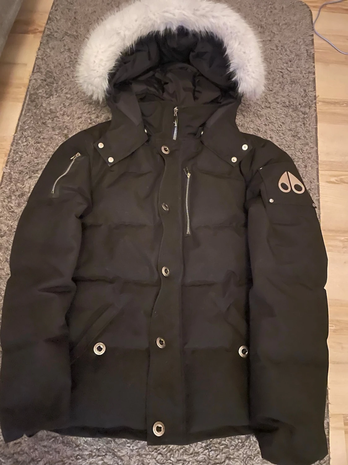 Svart dunjacka från Moose Knuckles