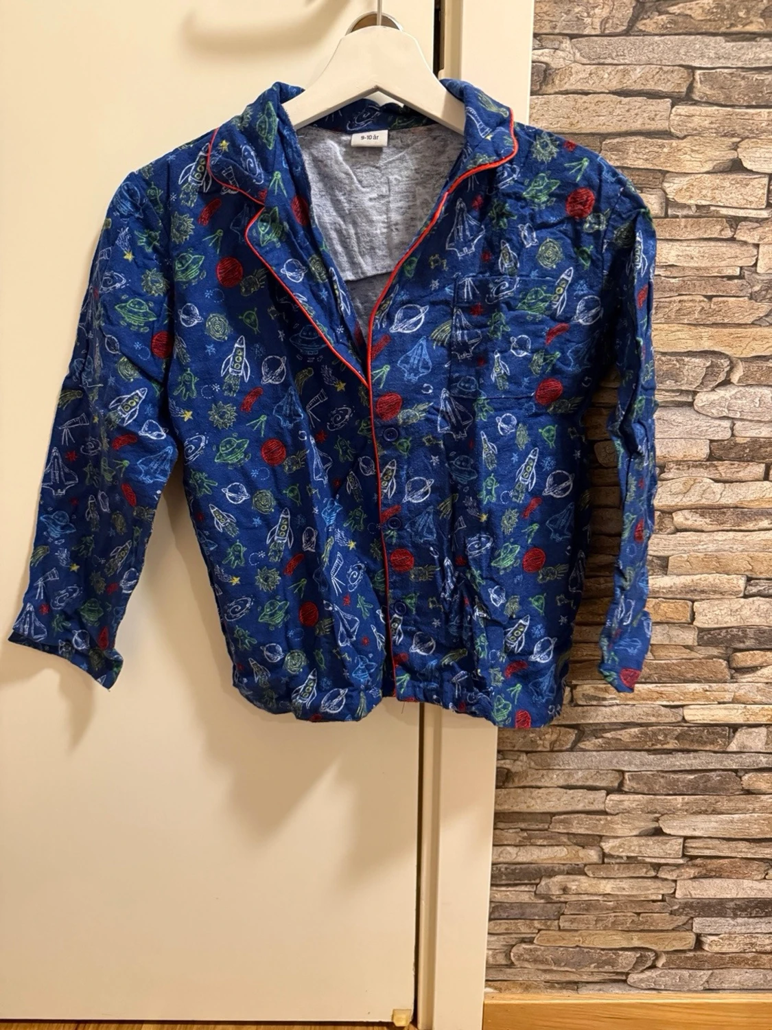 Blå pyjamas med rymdmotiv - 1