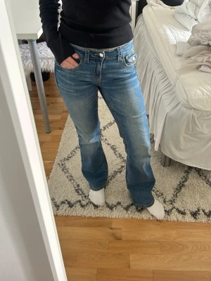 Blå bootcut jeans med låg midja - Ett par bootcut jeans från gina. Väldigt skönt material och fin blå färg💛