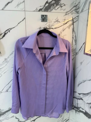 Ljuslila skjorta med klassisk krage - Säljer en stilren skjorta. 