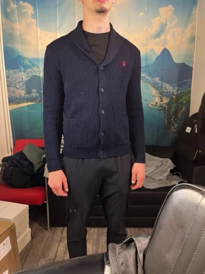 Ralph lauren Cardigan - Super skön Ralph lauren cardigan nu när de börjar bli lite för varmt för jacka! | Skick; 10/10 | Strl; M, modellen på bilden är 180cm! | Pris kan diskuteras vid en snabb och smidig affär! /Mvh Nitro 🦖