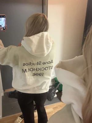 Acne hoodie - Acne studios hoodie vit helt ny, 1-3 dagars leveranstid, Unisex modell storlek S (Modellen är 166cm)