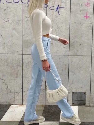 Ljusblå kostymbyxor  - Snygga ljusblå kostymbyxor från MADLADY, med hög midja och raka ben. Stretchigt material med en perfekt passform. Endast använda 1 gång!🩵 Strl XS men passar även S. Jag är 170 cm lång
