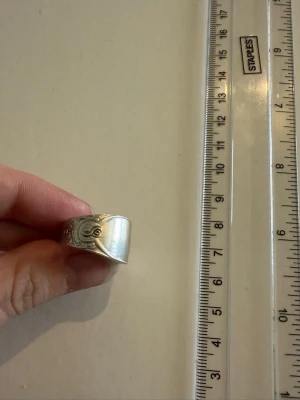 Silverring med graverad detalj - Handgjord från gamla bestick, nickelfri. US storlek 7,5, ca 18 mm