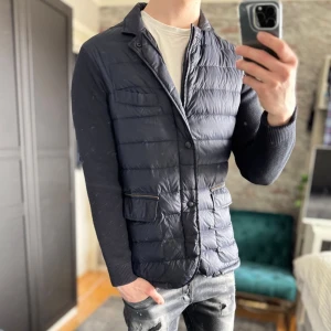 Massimo dutti cardigan - Bra skick, defekt syns på sista bilden! Storlek L men sitter som M. Passar dig som är mellan 175-185cm ungefär. Modellen är 185 cm, 75kg. Sänkta priser på köp av fler varor! Skriv för mer information🤝