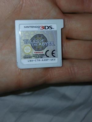 Tales of the Abyss till Nintendo 3DS - Tales of the Abyss till Nintendo 3DS, ett rollspel från Namco. Spelet kommer på ett vitt plastkort med etikett och levereras i originalfodral med manual. Omslaget har animeinspirerad design och spelet är kompatibelt med 3DS-systemet.