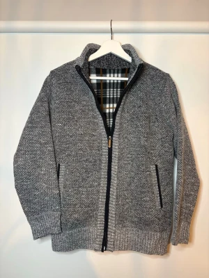 Cardigan - Snygg grå cardigan. Storleken är S. Vårat pris är inte hugget i sten! 🙃