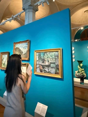 Beige ribbad långklänning - Säljer en enkel och stilren beige långklänning med smala axelband och ribbad struktur. Klänningen är ärmlös och har en rak passform som passar perfekt för varmare dagar. Perfekt att styla med sneakers eller sandaler.